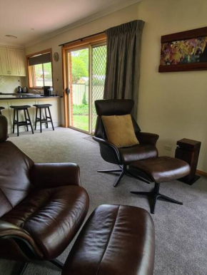 REDGUM RETREAT BRIGHT - Luxury Spa Villa